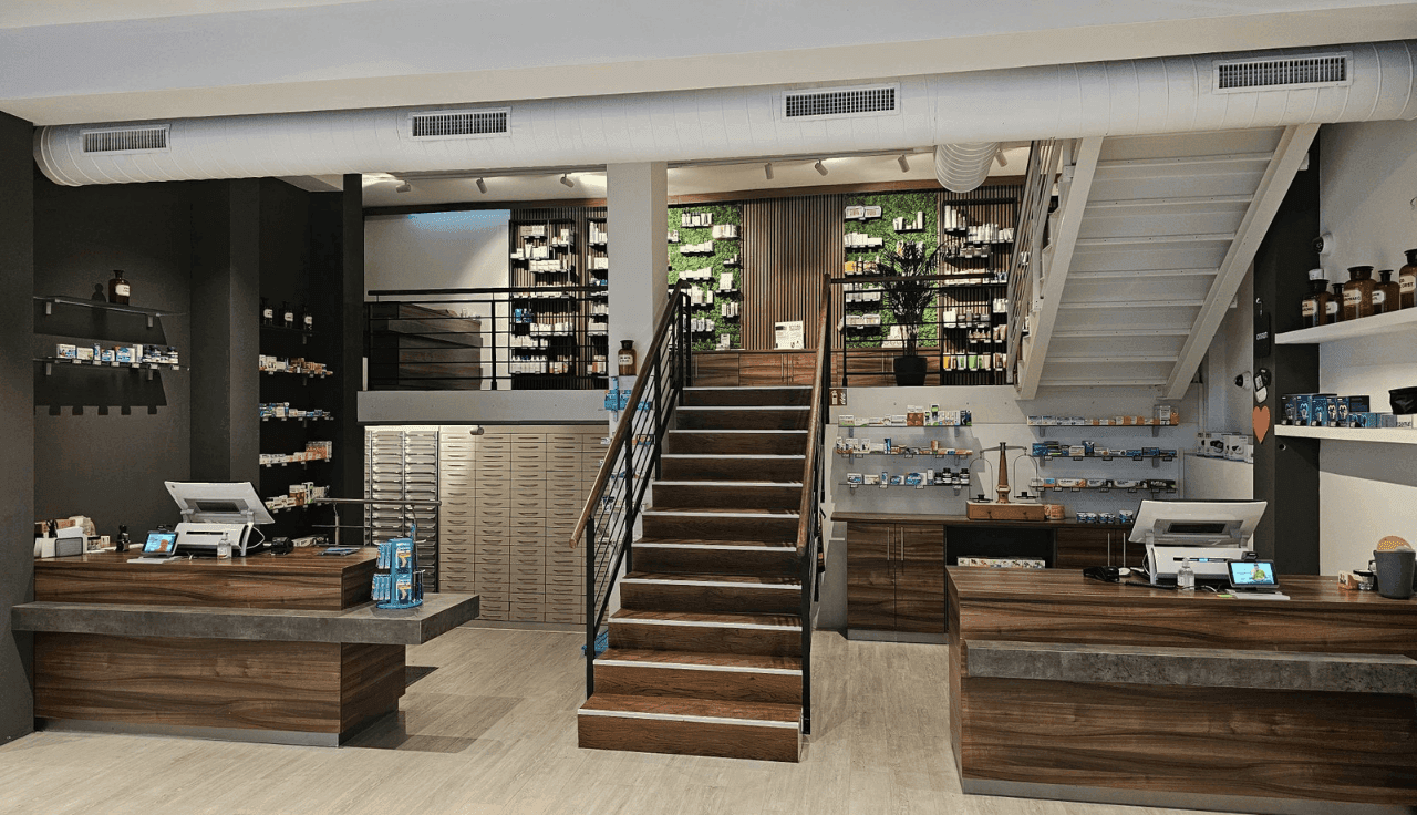 Innenansicht einer modernen Apotheke mit Regalen und Kasse